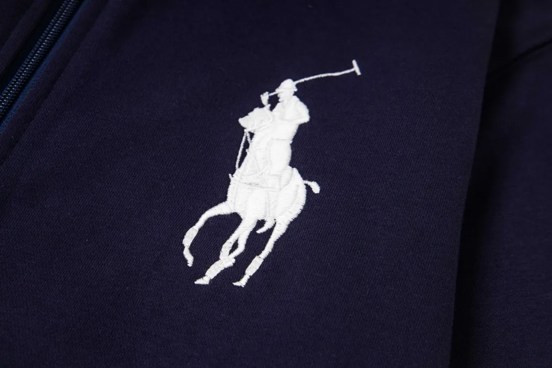 P230 model number Y869 Ralph Lauren/Ralph Lauren Malaysian embroidered zipper cardigan hooded sweatshirt. This sweatshirt is available for everyone in autumn and winter. You can wear it casually no matter how you wear it! ! This hooded sweatshirt is decorated with the simple style that represents Ralph Lauren and is paired with a pony embroidery pattern, which is three-dimensional and full! The solid color fabric paired with exquisite embroidery instantly sets it off! Hooded sports design, loose and casual fit! The overall texture is very strong! Through the pictures, we can feel the thickness and texture of custom-woven and dyed threads. The workmanship is exquisite. They are shipped from major foreign trade factories. They are all made by masters with many years of experience. Everything is of high standards and requirements! Simple and versatile model ~ Made of imported pique cotton fabric, which is super delicate and soft, close to the body without being tied. All fabrics and accessories are original custom-made and of high quality! Perfectly reflects the brand’s sense of superiority! Standard cut, comfortable stretch, unrestricted movement! Highly practical, high-end and classy! Versatile style ~ can be paired with jeans or jogging pants. Ideal for transitioning from your morning commute to weekend events! Size: S-XL Navy Black Gray